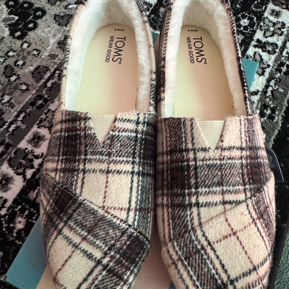 TOMS “biscotti plaid, faux fur” - new with tags - size 9